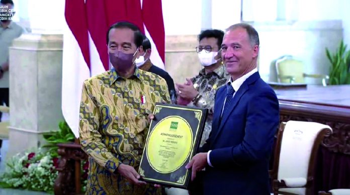 presiden-jokowi-dan-direktur-jenderal-irri-jean-balie-tangkapan-layar-youtube_169